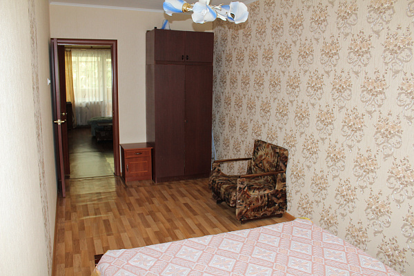 Двухкомнатная квартира посуточно в Керчи, ул. Кирова, 67
