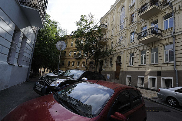 Трехкомнатная квартира посуточно в Киеве, Шевченковский район, пер. Михайловский, 9А
